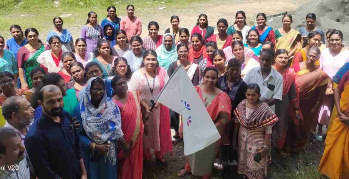 കുടുംബശ്രീ നടപ്പാക്കുന്ന തിരികെ സ്‌കൂളില്‍ പരിപാടിയുടെ ഭാഗമായി മലയാലപ്പുഴ പഞ്ചായത്ത് ഹാളില്‍ ആരംഭിച്ച അധ്യാപകര്‍ക്കുള്ള ജില്ലാതല പരിശീലനത്തില്‍ പങ്കെടുത്തവര്‍