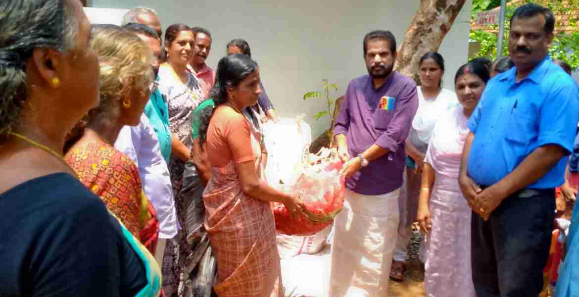 കൃഷി  വിത്തുകളുടെ വിതരണോദ്ഘാടനം പന്തളം തെക്കേക്കര ഗ്രാമപഞ്ചായത്ത് പ്രസിഡന്റ് എസ്. രാജേന്ദ്ര പ്രസാദ് നിര്‍വഹിക്കുന്നു