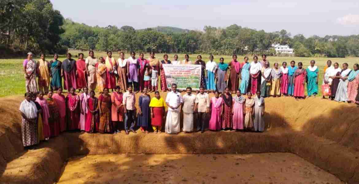 ഫോട്ടോ അടിക്കുറിപ്പ് - കുളനട - കുളനട ഗ്രാമപഞ്ചായത്ത് പത്താം വാര്‍ഡില്‍  നിര്‍മിച്ച കാര്‍ഷിക കുളം കുളനട ഗ്രാമപഞ്ചായത്ത് പ്രസിഡന്റ് ചിത്തിര സി ചന്ദ്രന്‍ ഉദ്ഘാടനം ചെയ്യുന്നു.