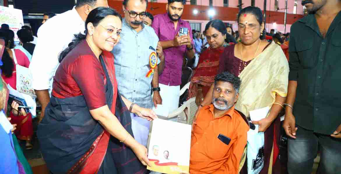 കുളനട മാന്തുക സ്വദേശി കലേശന് മന്ത്രി വീണാ ജോര്‍ജ് പട്ടയം കൈമാറുന്നു