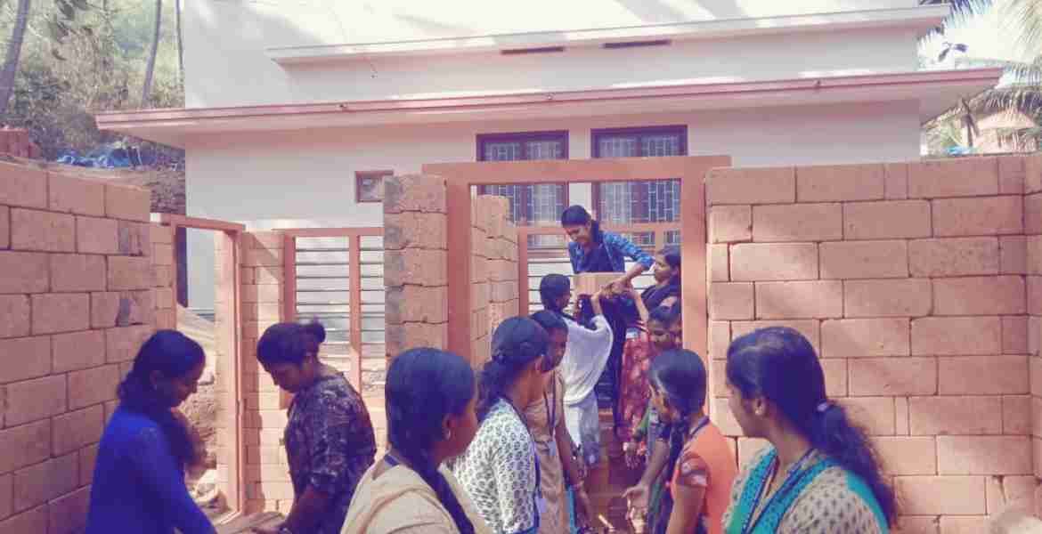 സഹപാഠിക്കുള്ള വീട് നിർമ്മാണത്തിലേർപ്പെട്ട കൃഷ്ണമേനോൻ ഗവ. വനിത കോളേജിലെ എൻ എസ് എസ് യൂണിറ്റ് വിദ്യാർഥിനികൾ