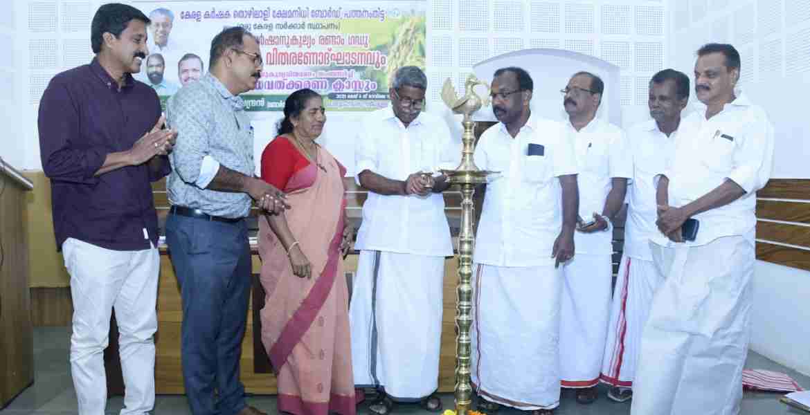 അധിവര്‍ഷാനുകൂല്യ വിതരണത്തിന്റെ ജില്ലാതല ഉദ്ഘാടനം പത്തനംതിട്ട നഗരസഭ ഹാളില്‍ പ്രൊഫ. എം. ടി ജോസഫ് നിര്‍വഹിക്കുന്നു