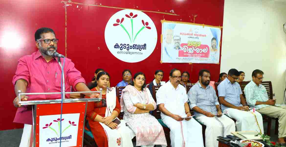 പന്തളം കുളനട പ്രീമിയം കഫേയില്‍ കുടുംബശ്രീ ജില്ലാ മിഷന്‍ സംഘടിപ്പിച്ച മാധ്യമ ശില്‍പശാല നിയമസഭ ഡെപ്യൂട്ടി സ്പീക്കര്‍ ചിറ്റയം ഗോപകുമാര്‍ നിര്‍വഹിക്കുന്നു