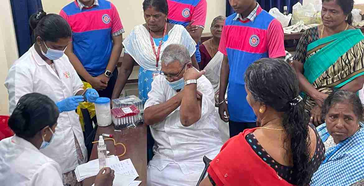 കുറിച്ചി ഗ്രാമപഞ്ചായത്തും കുറിച്ചി ഗവൺമെന്റ് ആയുഷ് ആയുർവേദ ആശുപത്രിയും കല്ലട ഐ കെയർ ഹോസ്പിറ്റലും ചങ്ങനാശ്ശേരി ശങ്കേഴ്‌സ് ലബോറട്ടറിയും ചേർന്ന് ചിറവംമുട്ടം എൻ.എസ്.എസ്. കരയോഗം ഹാളിൽ നടന്ന സൗജന്യ മെഡിക്കൽ ക്യാമ്പിൽ പങ്കെടുക്കുന്നവർ