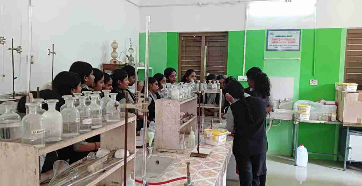 സ്‌കൂളുകളില്‍ സജ്ജമാക്കിയ ഹരിതകേരളം മിഷന്റെ ജലഗുണപരിശോധന ലാബ്