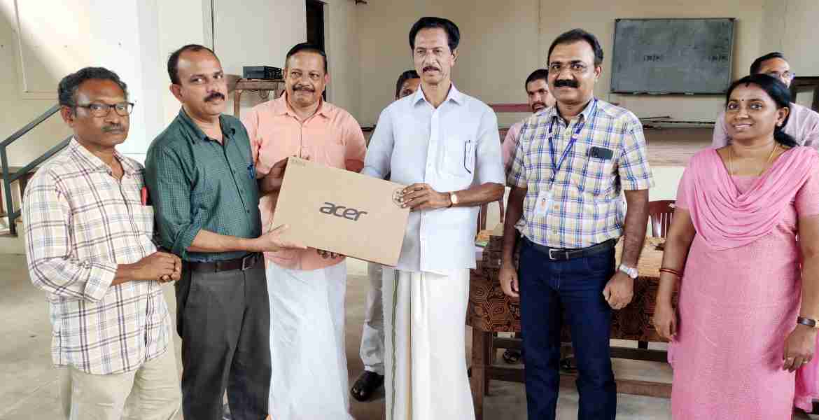 ജില്ലാ പഞ്ചായത്തിന്റെ പദ്ധതിയുടെ ഭാഗമായിജില്ലയിലെ ഹൈസ്‌കൂള്‍, ഹയര്‍ സെക്കന്ററി സ്‌കൂള്‍ വിഭാഗത്തില്‍പ്പെട്ട സ്‌കൂളുകള്‍ക്ക് കാതോലിക്കേറ്റ് ഹയര്‍ സെക്കന്ററി സ്‌കൂള്‍ ഓഡിറ്റോറിയത്തില്‍ നടന്ന യോഗത്തില്‍ ജില്ലാ പഞ്ചായത്ത് പ്രസിഡന്റ് അഡ്വ.ഓമല്ലൂര്‍ ശങ്കരന്‍  ലാപ്‌ടോപ്പുകള്‍ വിതരണം ചെയ്യുന്നു.