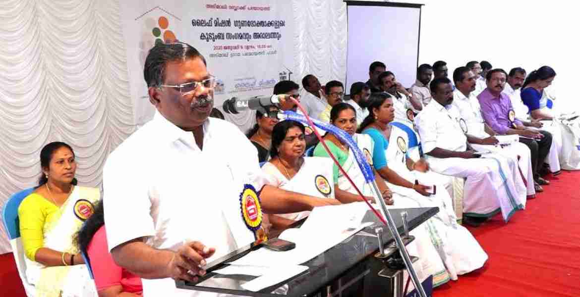 ലൈഫ്മിഷന്‍ ബ്ലോക്ക് തല കുടുംബ സംഗമത്തിന്റെ  ഉദ്ഘാടന കര്‍മ്മം നിര്‍വ്വഹിച്ച്  എസ് രാജേന്ദ്രന്‍ എം എല്‍എ സംസാരിക്കുന്നു.