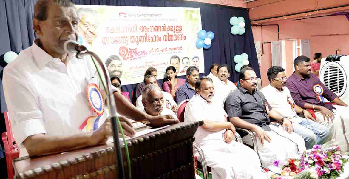 സംസ്ഥാന ഭാഗ്യക്കുറി  ക്ഷേമനിധി ബോർഡിന്റെ ആഭിമുഖ്യത്തിൽ  ക്ഷേമനിധി  അംഗങ്ങൾക്കും പെൻഷൻകാർക്കും സൗജന്യ യൂണിഫോം വിതരണത്തിന്റെ ജില്ലാതല ഉദ്്ഘാടനം തിരുവഞ്ചൂർ രാധാകൃഷ്ണൻ എം.എൽ.എ. നിർവഹിക്കുന്നു.