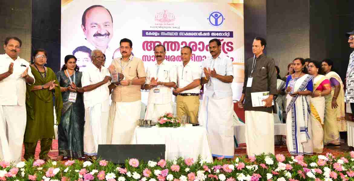 തിരുവമ്പാടി ഗ്രാമപഞ്ചായത്ത് മുന്‍ ജനപ്രതിനിധിയും നാലാംതരം തുല്യതാ പഠിതാവുമായ ചൂലന്‍കുട്ടിയെ വിദ്യാഭ്യാസ മന്ത്രി എന്‍ ഷംസുദ്ദീന്‍ ആദരിക്കുന്നു
