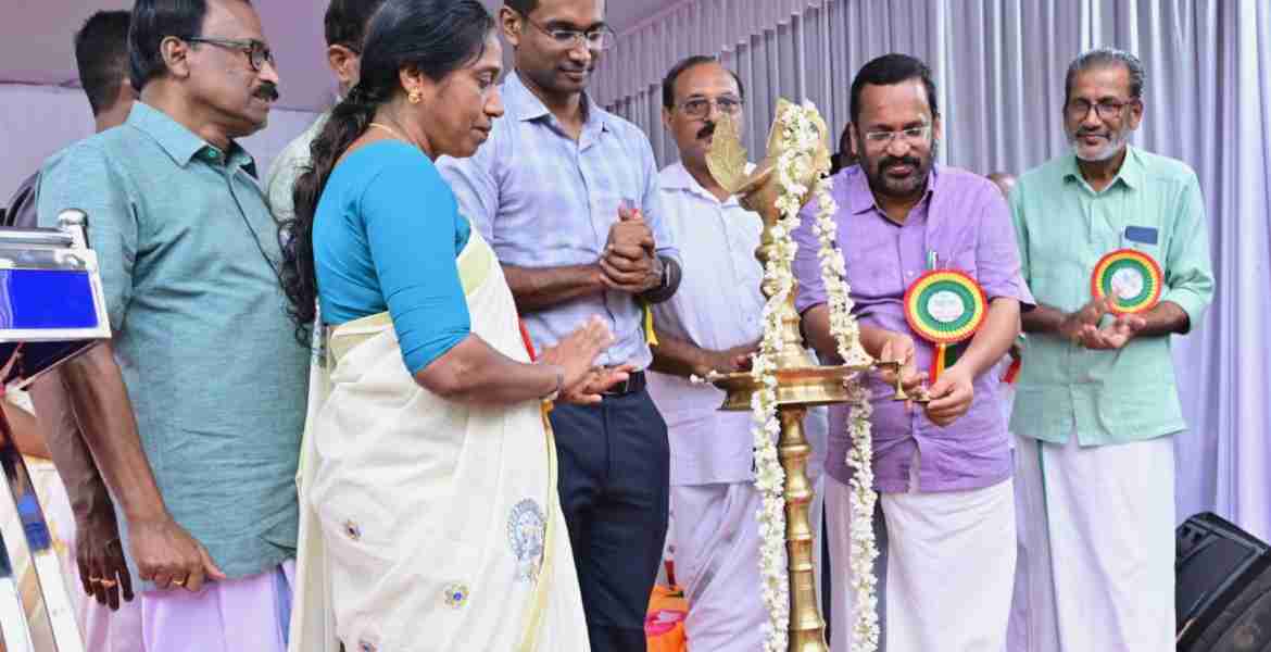 മാനന്തേരി സ്മാർട്ട് വില്ലേജ് ഓഫീസ്  റവന്യൂ വകുപ്പ് മന്ത്രി കെ രാജൻ ഉദ്ഘാടനം ചെയ്യുന്നു