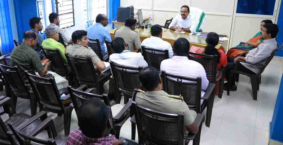 മലയാലപ്പുഴ ക്ഷേത്ര ഉത്സവവുമായി ബന്ധപ്പെട്ട് കളക്ടറേറ്റില്‍ ചേര്‍ന്ന യോഗത്തില്‍ അഡീഷണല്‍ ജില്ലാ മജിസ്‌ട്രേറ്റ് ബി. രാധാകൃഷ്ണന്‍ അധ്യക്ഷത വഹിച്ചു സംസാരിക്കുന്നു.