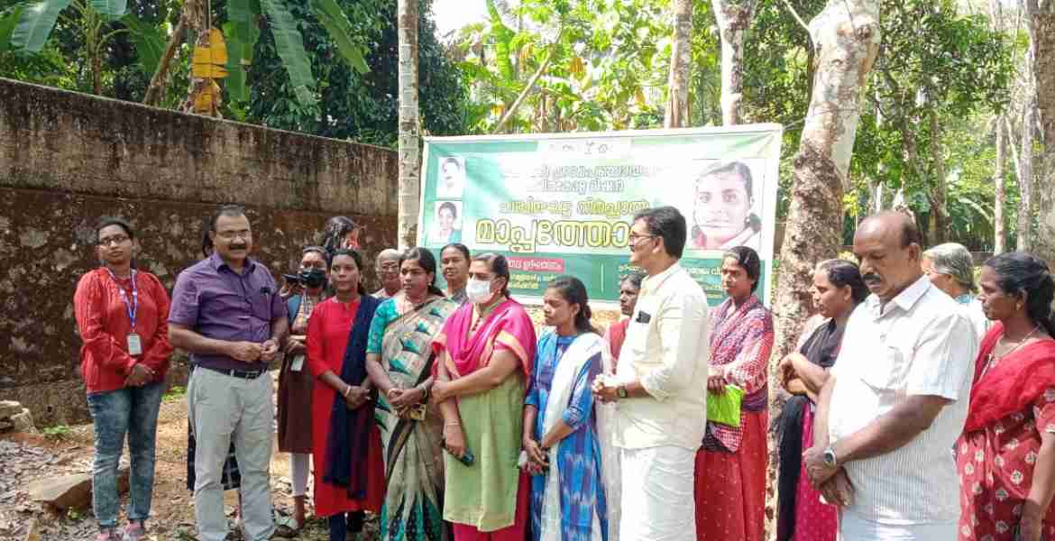 ഫോട്ടോ അടിക്കുറിപ്പ്- മാപ്പത്തോണ്‍- കോന്നി ഗ്രാമപഞ്ചായത്തിലെ 18-ാം വാര്‍ഡില്‍ ചിറ്റൂര്‍മുക്ക് ആറ്റുകടവ് തോട്  ഡിജിറ്റല്‍ മാപ്പ് ചെയ്ത് ഗ്രാമപഞ്ചായത്ത് പ്രസിഡന്റ് സുലേഖ വി നായര്‍ മാപ്പത്തോണ്‍ ഉദ്ഘാടനം നിര്‍വഹിക്കുന്നു.