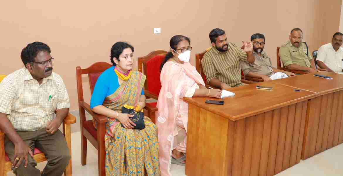 മുഖ്യമന്ത്രി പങ്കെടുക്കുന്ന കോന്നി മെഡിക്കല്‍ കോളജ് അക്കാദമിക് ബ്ലോക്ക് ഉദ്ഘാടന പരിപാടിയുടെ സ്റ്റേജിന്റെയും, പന്തലിന്റെയും നിര്‍മാണം ആരംഭിക്കുന്നതിനു മുന്നോടിയായി അഡ്വ.കെ.യു. ജനീഷ് കുമാര്‍ എംഎല്‍എയും ഉദ്യോഗസ്ഥരും സ്ഥലം പരിശോധിക്കുന്നു.