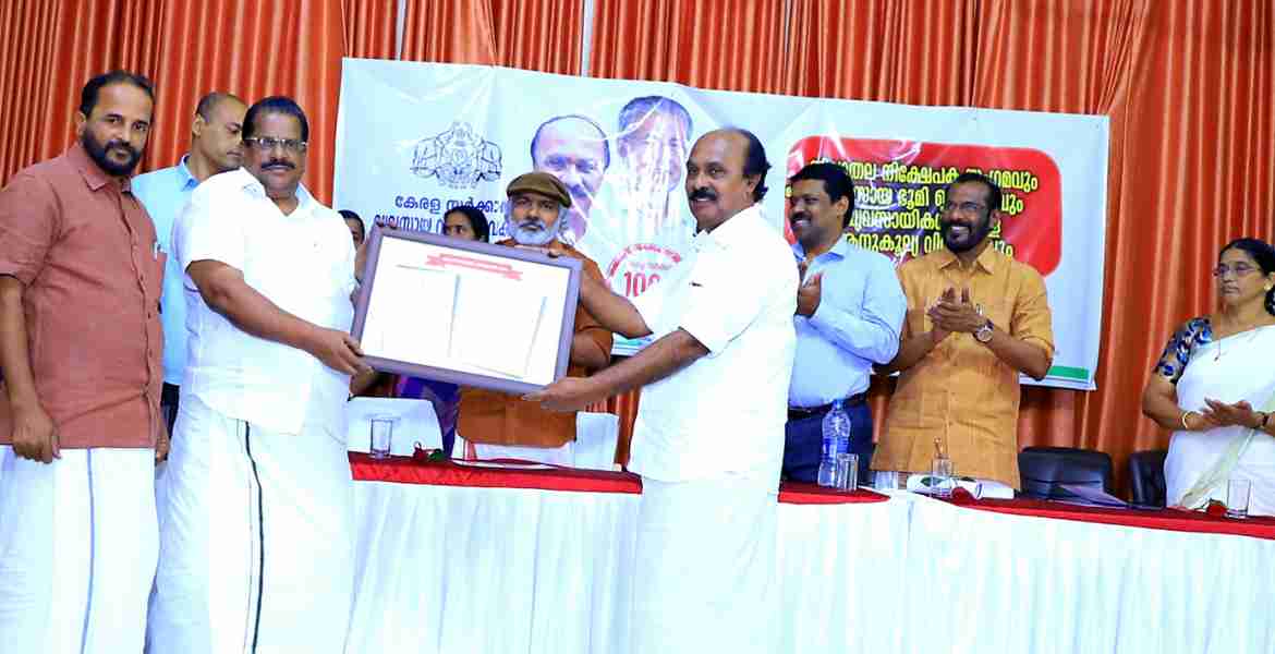  പടക്കാട് ബേക്കല്‍ ക്ലബില്‍ സംഘടിപ്പിച്ച  ജില്ലാതല നിക്ഷേപ സംഗമത്തില്‍   മടിക്കൈ ഗ്രാമപഞ്ചായത്തിലെ 99 ഏക്കര്‍ റവന്യൂ ഭൂമിയുടെ രേഖ റവന്യൂ വകുപ്പ് മന്ത്രി ഇ ചന്ദ്രശേഖരന്‍ വ്യാവസായ വകുപ്പ് മന്ത്രി ഇ പി ജയരാജന് കൈമാറുന്നു