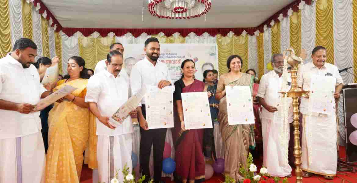 പ്രീ സ്‌കൂള്‍ കുട്ടികള്‍ക്ക് പോഷകാഹാരം ക്രമീകരിച്ച് നല്‍കുന്നതിനുള്ള പരിഷ്‌കരിച്ച മാതൃക ഭക്ഷണ മെനു മന്ത്രി പ്രകാശനം ചെയ്യുന്നു