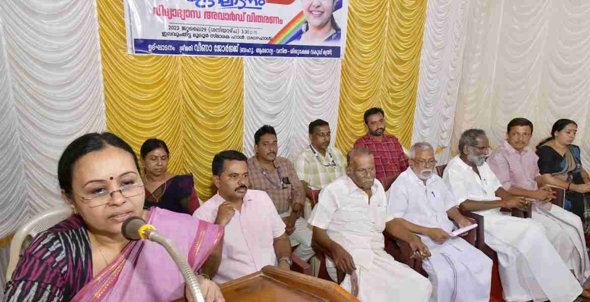 മെഴുവേലി സര്‍വീസ് സഹകരണ ബാങ്കിന്റെ ലഘുസമ്പാദ്യ പദ്ധതിയുടെയും എടിഎം കാര്‍ഡിന്റെയും ഉദ്ഘാടനവും 10, 12 ക്ലാസുകളില്‍ മികച്ച വിജയം നേടിയ വിദ്യാര്‍ഥികള്‍ക്കുള്ള അവാര്‍ഡ് വിതരണവും നിര്‍വഹിച്ച് ആരോഗ്യ, വനിതാ ശിശുക്ഷേമ വകുപ്പ് മന്ത്രി വീണാ ജോര്‍ജ് സംസാരിക്കുന്നു.