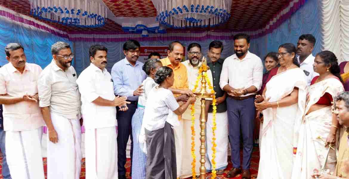 ചെങ്ങറ സമരഭൂമിയില്‍ ഓണക്കിറ്റിന്റെയും പുതിയ റേഷന്‍ കാര്‍ഡിന്റെയും വിതരണ ഉദ്ഘാടനം മന്ത്രി  ജി.ആര്‍ അനില്‍ നിര്‍വഹിക്കുന്നു