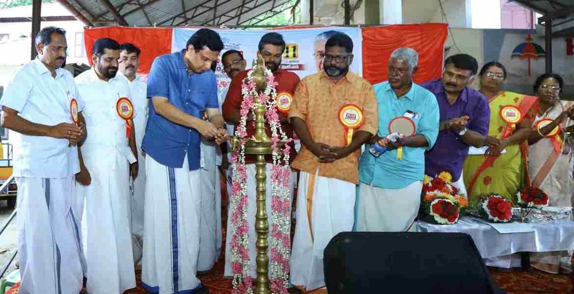 ഏഴംകുളം - കൈപ്പട്ടൂര്‍ റോഡിന്റെ നിര്‍മാണ ഉദ്ഘാടനം പൊതുമരാമത്ത് വകുപ്പ് മന്ത്രി പി.എ. മുഹമ്മദ് റിയാസ് നിര്‍വഹിക്കുന്നു.