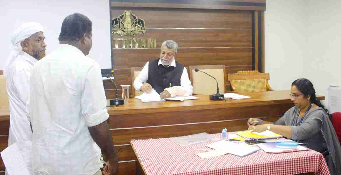  കളക്‌ട്രേറ്റ് വിപഞ്ചിക ഹാളിൽ ന്യൂനപക്ഷ കമ്മീഷൻ അംഗം എ. സൈഫുദീൻ നടത്തിയ സിറ്റിങ്.