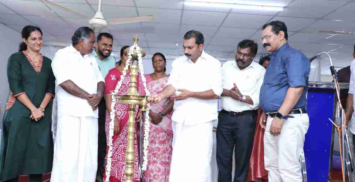 ചന്ദനപ്പള്ളി കുടുംബാരോഗ്യ കേന്ദ്രത്തില്‍ ലോക കാഴ്ച ദിനാചരണത്തിന്റെയും സൗജന്യ നേത്ര പരിശോധന ക്യാമ്പിന്റെയും ജില്ലാതല ഉദ്ഘാടനം സി.വി. ശാന്തകുമാര്‍ എംഎല്‍എ നിര്‍വഹിക്കുന്നു