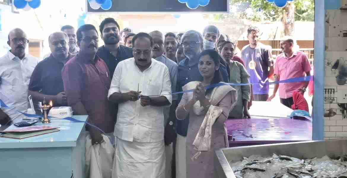 നെടുമ്പ്രം ഗ്രാമപഞ്ചായത്തിലെ മണിപ്പുഴയില്‍ നിര്‍മാണം പൂര്‍ത്തീകരിച്ച ഡോള്‍ഫിന്‍ ലൈവ്ഫിഷ് വെന്‍ഡിംഗ് സെന്ററിന്റെ ഉദ്ഘാടനം വര്‍ഗീസ് മാമ്മന്‍ എംഎല്‍എ നിര്‍വഹിക്കുന്നു