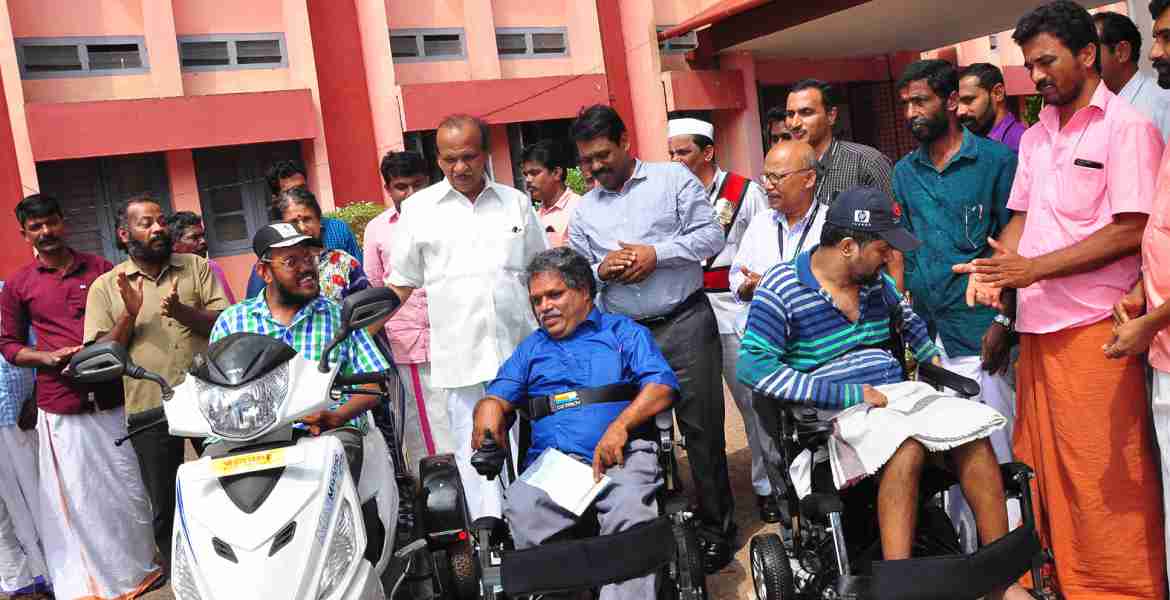 കളക്ടറേറ്റില്‍ ഭിന്നശേഷിക്കാര്‍ക്കുള്ള സഹായ ഉപകരണങ്ങളുടെ വിതരണം പി.കരുണാകരന്‍ എംപി നിര്‍വഹിച്ചപ്പോള്‍. ജില്ലാ കളക്ടര്‍ ഡോ.ഡി.സജിത് ബാബു സമീപം.