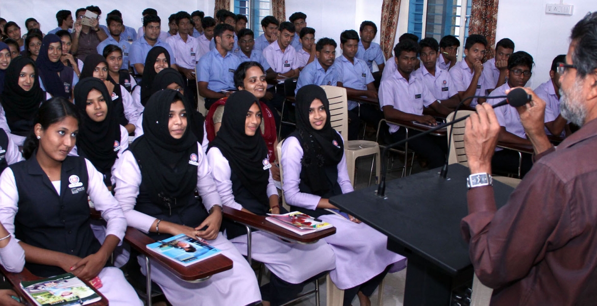 എടവനക്കാട് എച്ച്‌ഐ എച്ച്എസ്എസ്-ല്‍ ജില്ലാ ഇന്‍ഫര്‍മേഷന്‍ ഓഫീസ് സംഘടിപ്പിച്ച പ്രതിരോധകുത്തിവയ്പുകളെക്കുറിച്ചുള്ള ബോധവത്കരണപരിപാടിയില്‍  ഡോ. പിഎന്‍എന്‍ പിഷാരടി സംസാരിക്കുന്നു. 