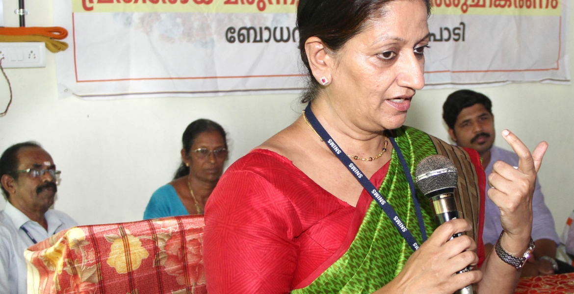 പ്രതിരോധമരുന്നുകളുടെയും പരിസരശുചിത്വത്തിന്റെയും  ആവശ്യകത സംബന്ധിച്ച് എളന്തിക്കരയില്‍ ദീപിന്‍ ചാരിറ്റബിള്‍ ഇന്‍സ്റ്റിറ്റിയൂട്ട് ഓഫ് വിമനുമായി ചേര്‍ന്ന് ജില്ലാ ഇന്‍ഫര്‍മേഷന്‍ ഓഫീസ് സംഘടിപ്പിച്ച ബോധവല്‍ക്കരണപരിപാടി ഡോ ആന്‍ മേരി തോമസ് ഉദ്ഘാടനം ചെയ്യുന്നു 