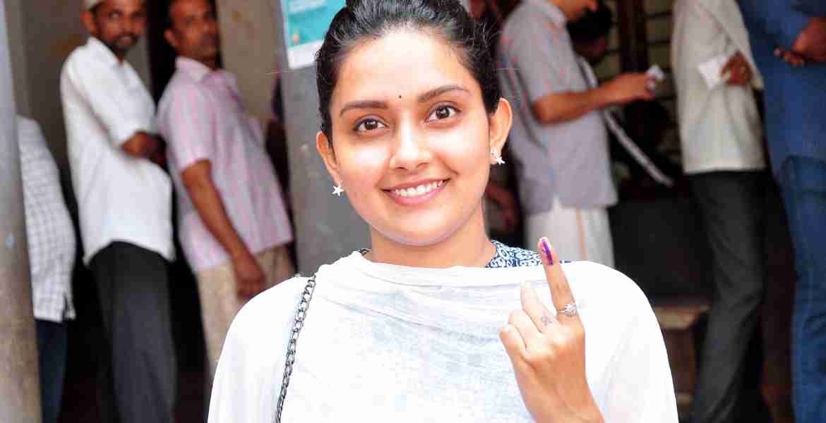 നായമ്മാര്‍മൂല ടി ഐ എച്ച്  എസ് എസിലെ 101-ാം നമ്പര്‍ പോളിങ് ബൂത്തില്‍ വോട്ട് ചെയ്ത മഹിമ നമ്പ്യാര്‍.
