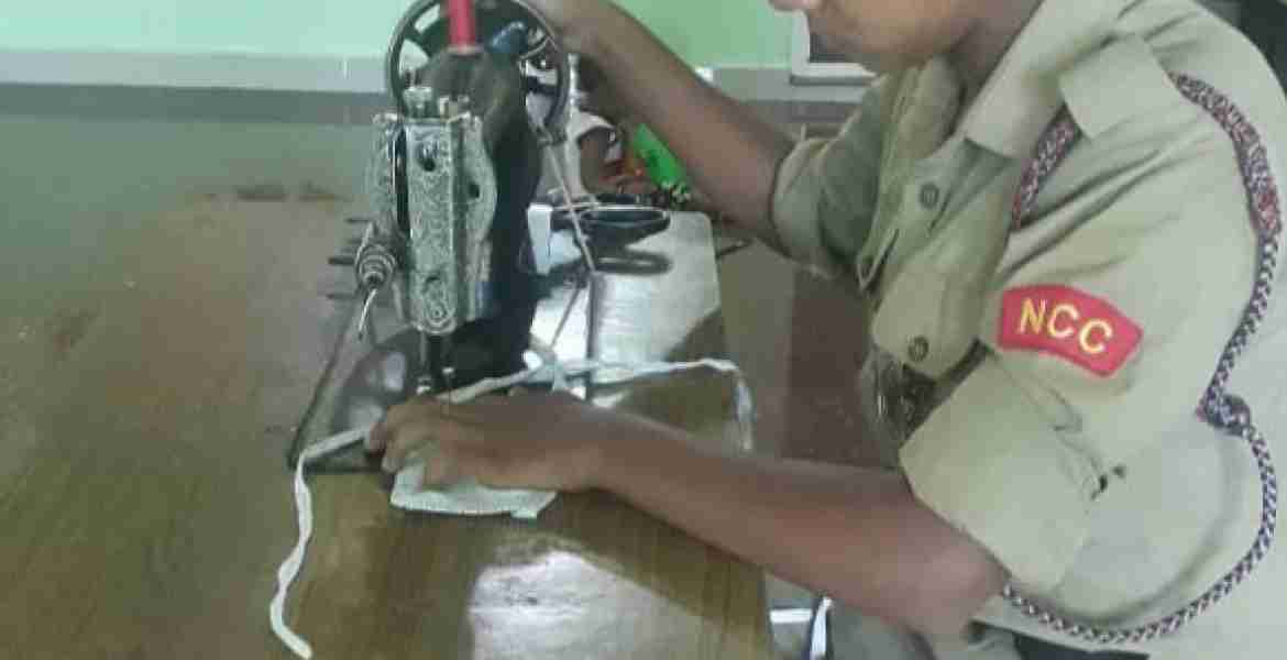 മാസ്ക് നിര്മ്മിണാത്തിലേര്പ്പെട്ടിരിക്കുന്ന  എന്സിസി കേഡറ്റ്സ്