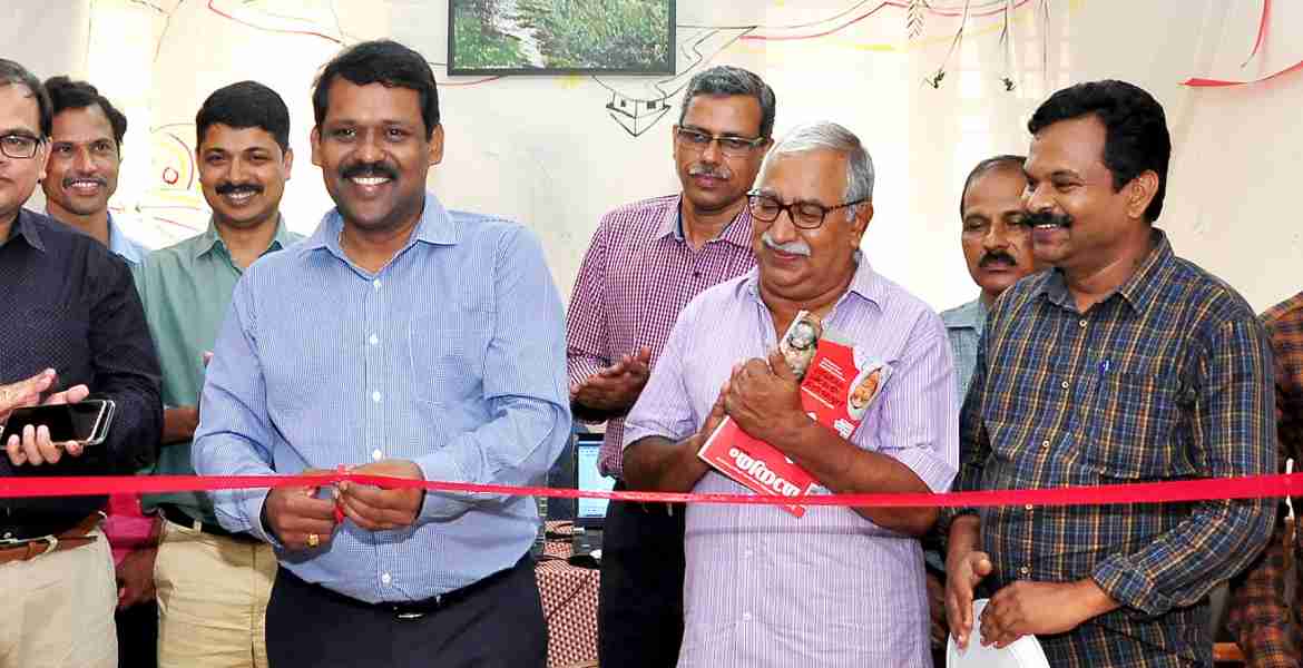 ലോക്‌സഭാ തെരഞ്ഞെടുപ്പിനുള്ള  മീഡിയ സര്‍ട്ടിഫിക്കേഷന്‍ മോണിറ്ററിങ്ങ് കമ്മിറ്റിയുടെ ഓഫീസും മീഡിയ നിരീക്ഷണ കേന്ദ്രവും ജില്ലാ വരണാധികാരിയായ ജില്ലാ കളക്ടര്‍ ഡോ ഡി സജിത്ത് ബാബു കളക്ടറേറ്റില്‍ ഉദ്ഘാടനം ചെയ്യുന്നു. 