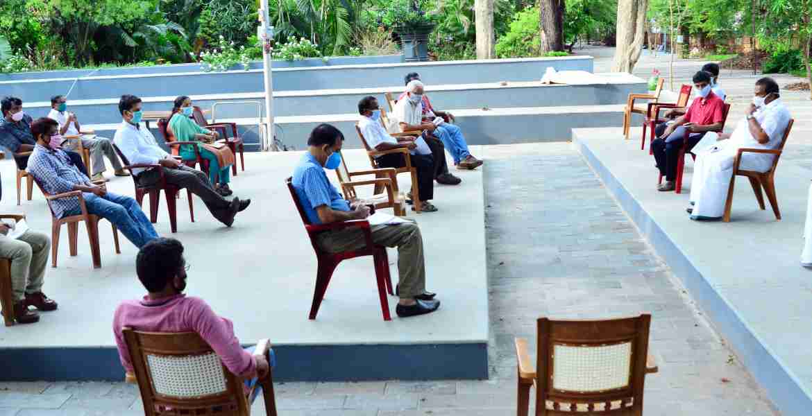 കൊവിഡ്‌ പ്രതിരോധ പ്രവർത്തനങ്ങളുമായി ബന്ധപ്പെട്ട്‌ മന്ത്രി ഇ.പി ജയരാജന്റെ നേതൃത്വത്തിൽ ആംഫി തിയേറ്ററിൽ നടന്ന മീറ്റിംഗ്