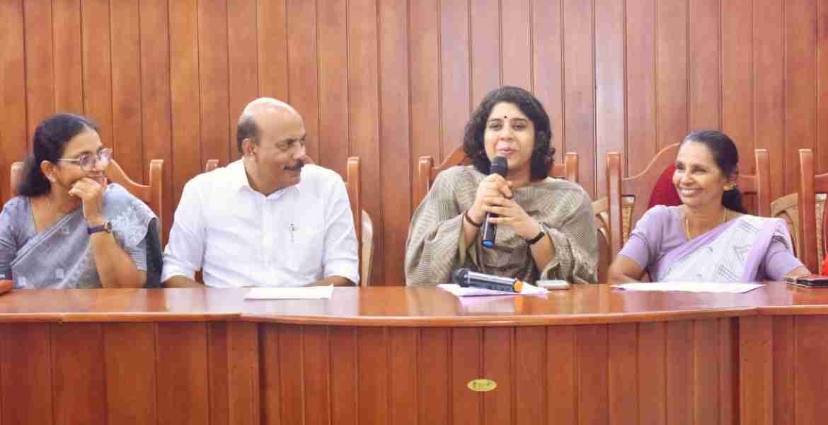 മലബാര്‍ റിവര്‍ ഫെസ്റ്റിവല്‍ അവലോകനയോഗത്തില്‍ ജില്ലാ കലക്ടര്‍ എം.എസ് മാധവിക്കുട്ടി സംസാരിക്കുന്നു