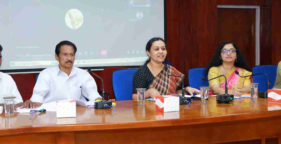 ജില്ലാ ടൂറിസം പ്രമോഷന്‍ കൗണ്‍സിലിന്റെ എക്‌സിക്യൂട്ടീവ് കമ്മറ്റി യോഗത്തില്‍  ആരോഗ്യമന്ത്രി വീണാ ജോര്‍ജ് സംസാരിക്കുന്നു