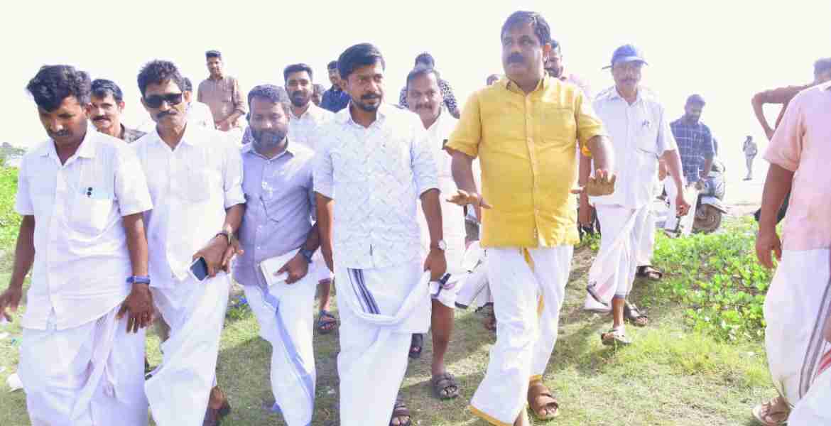തിക്കോടി പഞ്ചായത്തില്‍ സ്‌റ്റേഡിയം നിര്‍മിക്കാനുദ്ദേശിക്കുന്ന സ്ഥലം മന്ത്രി ഒ ജെ ജനീഷ് സന്ദര്‍ശിക്കുന്നു