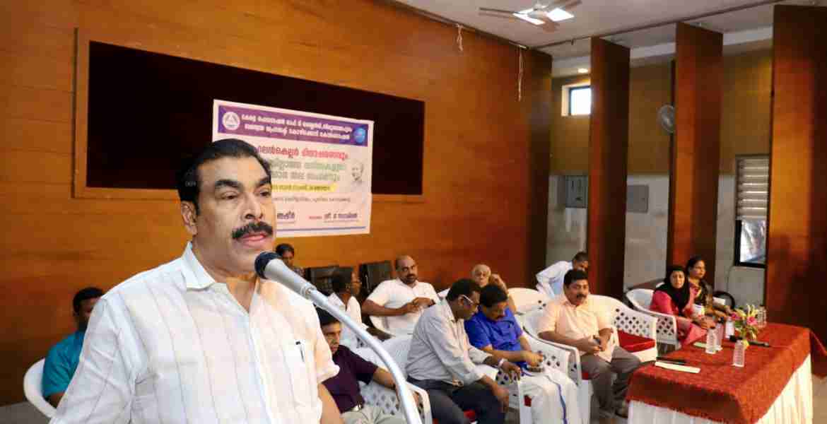 ഹെലന്‍ കെല്ലര്‍ ദിനാചരണവും കാഴ്ച പരിമിതരായ വനിതകളുടെ സംഗമവും മന്ത്രി പി കെ ബഷീര്‍ ഉദ്ഘാടനം ചെയ്യുന്നു