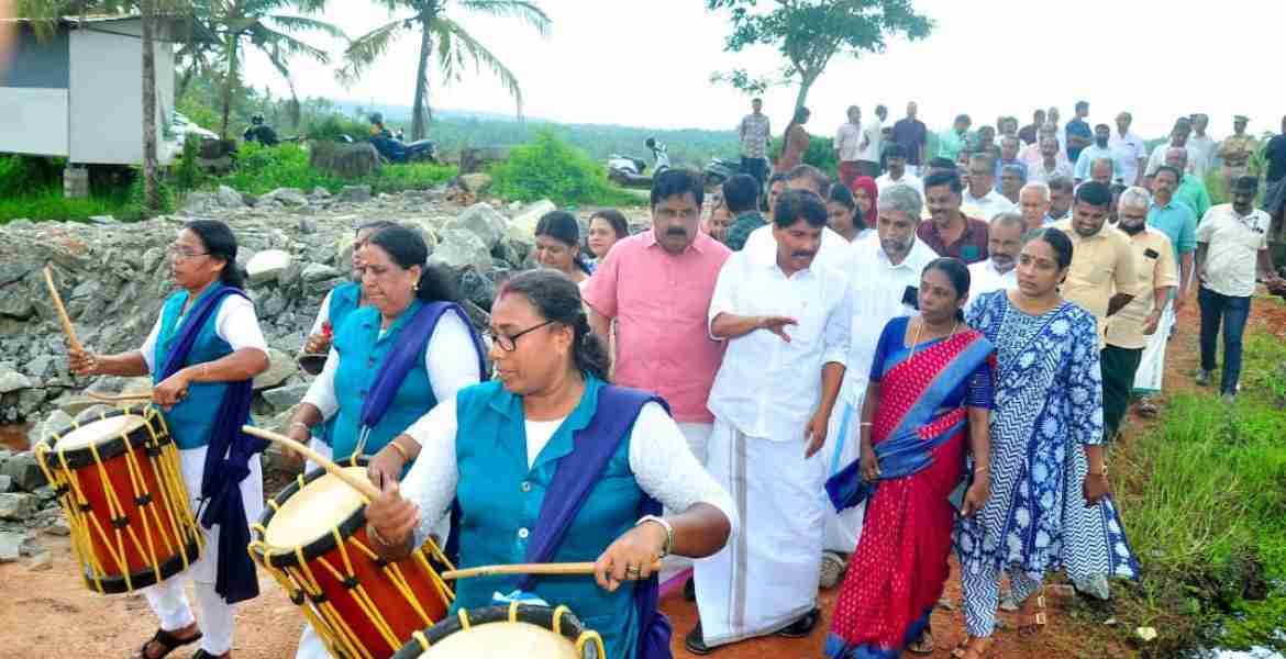 വെളിയണ്ണൂര്‍ ചല്ലി നെല്‍കൃഷി വികസന പദ്ധതി പ്രദേശം മന്ത്രി ടി സിദ്ദീഖ് സന്ദര്‍ശിക്കുന്നു