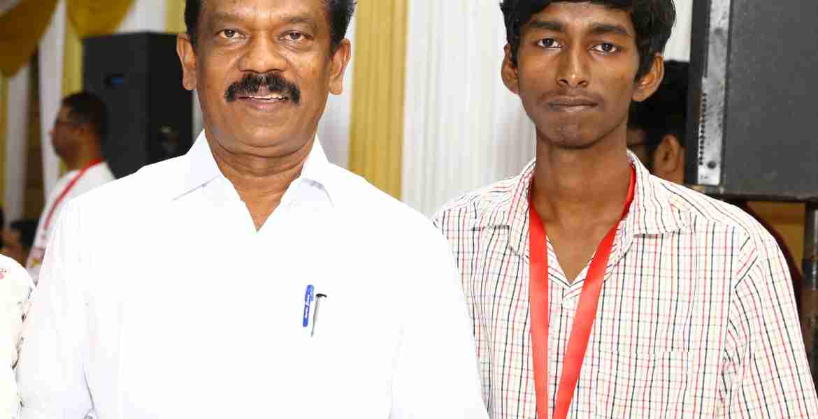സംസ്ഥാനസര്‍ക്കാരിന്റെ വികസനക്ഷേമപദ്ധതികള്‍ വിശദീകരിക്കാനും ജനങ്ങളുടെ പ്രശ്നങ്ങള്‍ ചോദിച്ചറിയാനും വേണ്ടി മുഖ്യമന്ത്രി പിണറായി വിജയനും 20 മന്ത്രിമാരും ജനങ്ങള്‍ക്കു മുന്നിലെത്തുന്ന നവകേരളസദസിന്റെ പത്തനംതിട്ട സെന്റ് സ്റ്റീഫന്‍സ് ഓഡിറ്റോറിയത്തില്‍ നടന്ന പ്രഭാത യോഗത്തിനിടയില്‍ നന്ദകുമാറും മന്ത്രി കെ.രാധാകൃഷ്ണനും.