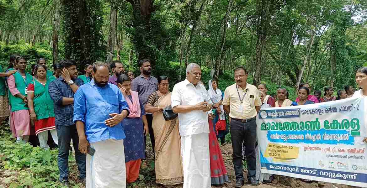 വെച്ചൂച്ചിറ ഗ്രാമപഞ്ചായത്തിലെ നീര്‍ച്ചാല്‍ മാപ്പിംഗ് പ്രവര്‍ത്തനങ്ങളുടെ ഉദ്ഘാടനം ഗ്രാമ പഞ്ചായത്ത് പ്രസിഡന്റ് ടി കെ ജെയിംസ്  നിര്‍വഹിക്കുന്നു.