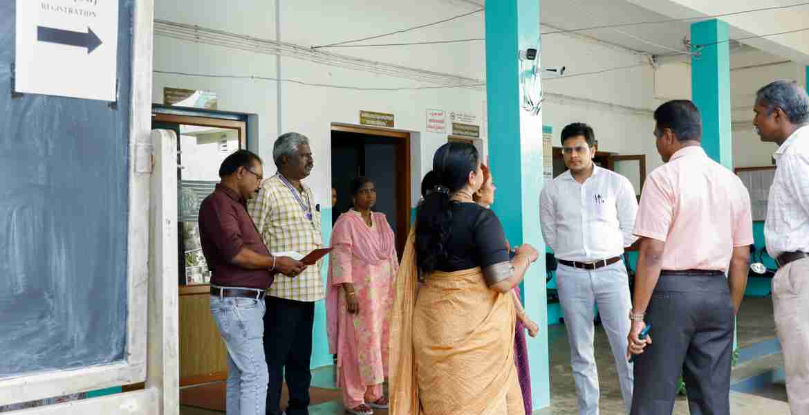 നീറ്റ്-യുജി പരീക്ഷ നടക്കുന്ന കോട്ടയം ബേക്കര്‍ മെമ്മോറിയല്‍ സ്‌കൂള്‍   ജില്ലാ കളക്ടര്‍ ചേതന്‍കുമാര്‍ മീണ സന്ദര്‍ശിച്ചപ്പോള്‍      