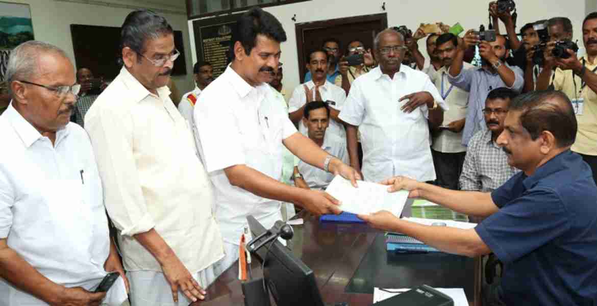 അഡ്വ. ജോയ്‌സ് ജോര്‍ജ്ജ് ജില്ലാ വരണാധികാരിയായ കലക്ടര്‍ എച്ച്. ദിനേശന്‍ മുമ്പാകെ  നാമനിര്‍ദ്ദേശ പത്രിക സമര്‍പ്പിക്കുന്നു.