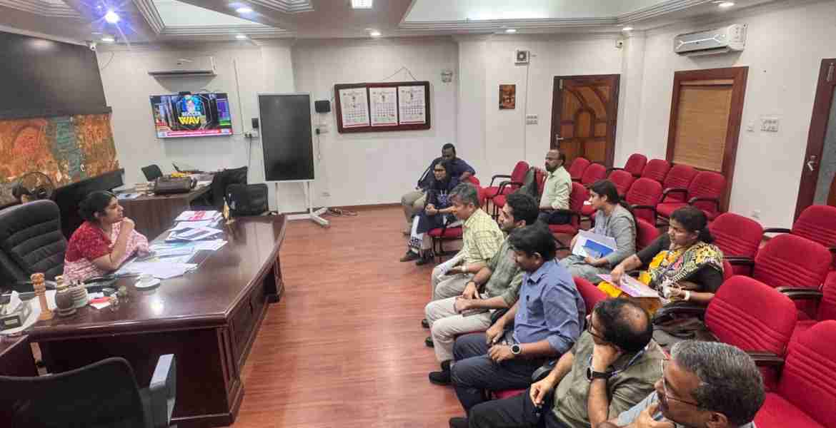 നിപ പ്രതിരോധ പ്രവര്‍ത്തനങ്ങളുമായി ബന്ധപ്പെട്ട് കോഴിക്കോട്ടെത്തിയ നാഷണല്‍ ജോയിന്റ് ഔട്ട്‌ബ്രേക്ക് റസ്‌പോണ്‍സ് ടീം ജില്ലാ കലക്ടര്‍ എം എസ് മാധവിക്കുട്ടിയുമായി ചര്‍ച്ച നടത്തുന്നു