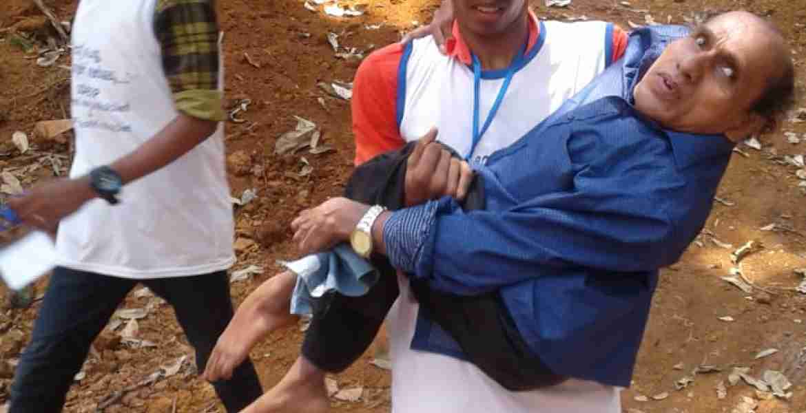 വീടുകളില്‍ നിന്ന് ഭിന്നശേഷി വോട്ടര്‍മാരെ വോട്ടെടുപ്പ് കേന്ദ്രത്തിലെത്തിക്കുന്ന എന്‍ എസ് എസ് വളന്റിയര്‍മാര്‍