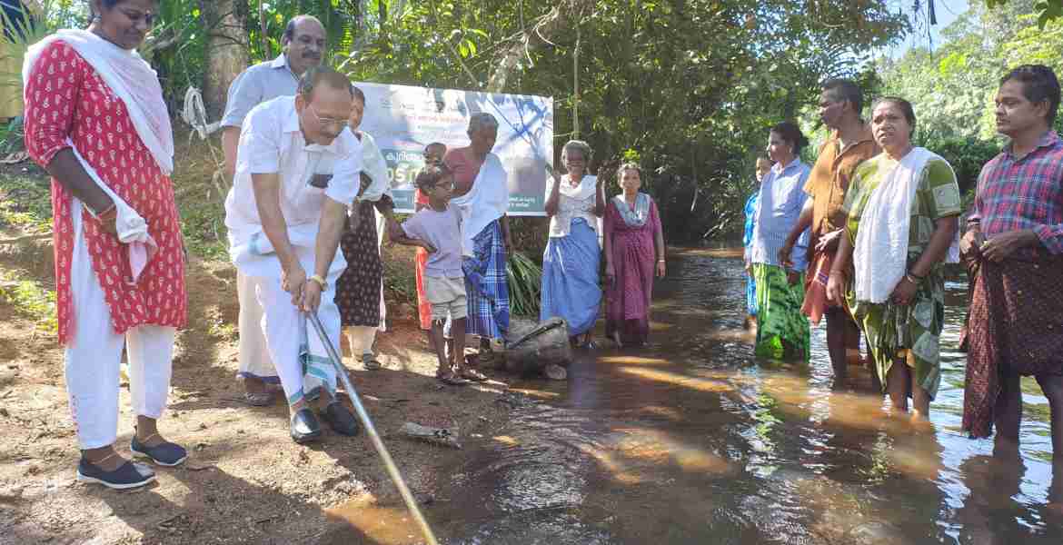 മാലിന്യ മുക്തം നവകേരളം ക്യാമ്പയിന്റെ ഭാഗമായി ഓമല്ലൂര്‍ കുറിഞ്ചാല്‍ മാത്തൂര്‍ പടി തോട് ശുചീകരണം ഉദ്ഘാടനം ഓമല്ലൂര്‍ പഞ്ചായത്ത് പ്രസിഡന്റ് അഡ്വ ജോണ്‍സണ്‍ വിളവിനാല്‍ നിര്‍വഹിക്കുന്നു