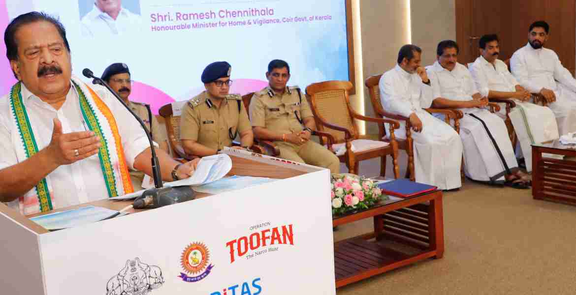 ഓപ്പറേഷൻ തൂഫാന്റെ മധ്യതിരുവിതാംകൂർ മേഖലാ തല ഉദ്ഘാടനവും തൂഫാൻ ഷീൽഡ് -പ്രിവൻഷൻ ഓഫ് ഡ്രഗ് അബ്യൂസ് എച്ച്.ആർ. പോളിസി നടപ്പാക്കുന്നതിന്റെ ഉദ്ഘാടനവും കോട്ടയം കാരിത്താസ് ആശുപത്രിയിൽ ആഭ്യന്തരമന്ത്രി രമേശ് ചെന്നിത്തല നിർവഹിക്കുന്നു. ജലവിഭവവകുപ്പുമന്ത്രി അഡ്വ. മോൻസ് ജോസഫ്, നാട്ടകം സുരേഷ് എം.എൽ.എ, സംസ്ഥാന പോലീസ് മേധാവി റാവഡ എ. ചന്ദ്രശേഖർ, എറണാകുളം റേഞ്ച് ഡി.ഐ.ജി. ജി.എച്ച്. യതീഷ് ചന്ദ്ര, ജില്ലാ പോലീസ് മേധാവി കെ.എം. സാബു മാത്യൂ, കാരിത്താസ് ആശുപത്രി ചെയർമാൻ ബിഷപ്് മാർ ജോസഫ് പണ്ടാരശേരിൽ ചടങ്ങിൽ അധ്യക്ഷത വഹിച്ചു. കാരിത്താസ്