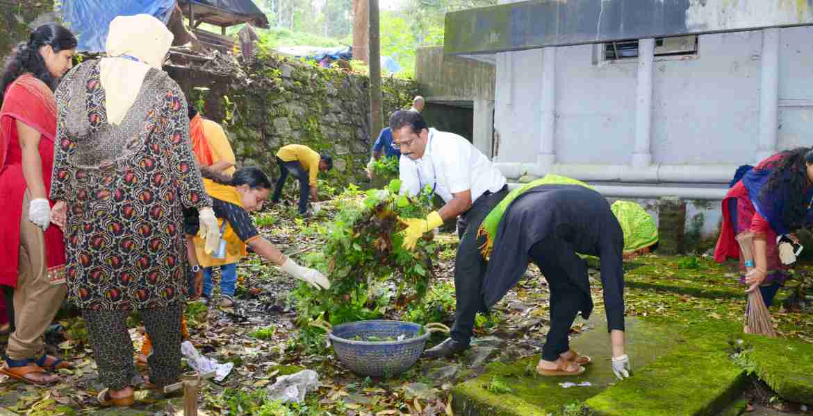 സ്വച്ഛതാ പക്‌വാടാ പദ്ധതിയുടെ ഭാഗമായി സിവില്‍ സ്റ്റേഷനും പരിസരവും ജീവനക്കാര്‍ ശുചീകരിക്കുന്നു.