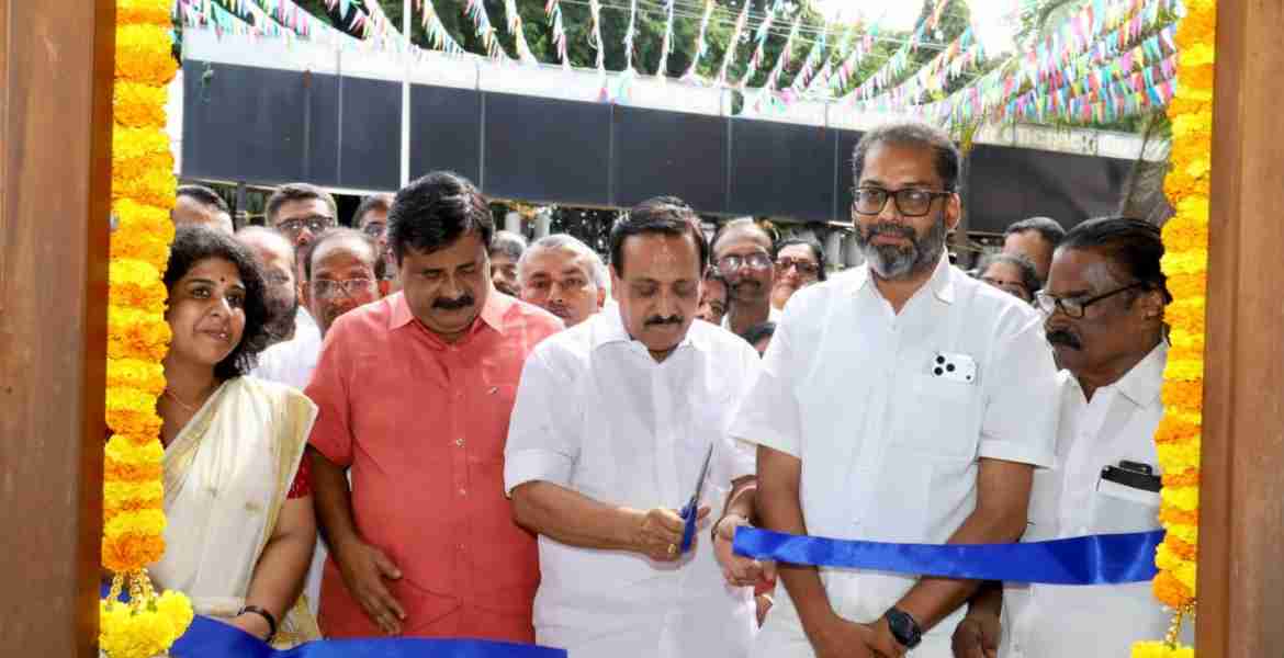 ജില്ലാതല ഓണാഘോഷം സംഘാടക സമിതി ഓഫീസ് ഉദ്ഘാടനം എം.കെ രാഘവൻ എം.പി നിർവഹിക്കുന്നു