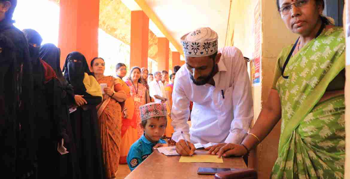  മഞ്ചേശ്വരം കുഞ്ചത്തൂരിലെ ഗവണ്മെന്റ് വൊക്കേഷണല്‍ ഹയര്‍ സെക്കന്‍ഡറി സ്‌കൂളിലെ കേരളത്തിന്റെ ഒന്നാം നമ്പര്‍ ബൂത്തില്‍ ക്യൂവില്‍ നില്‍ക്കുന്ന വോട്ടര്‍മാര്‍