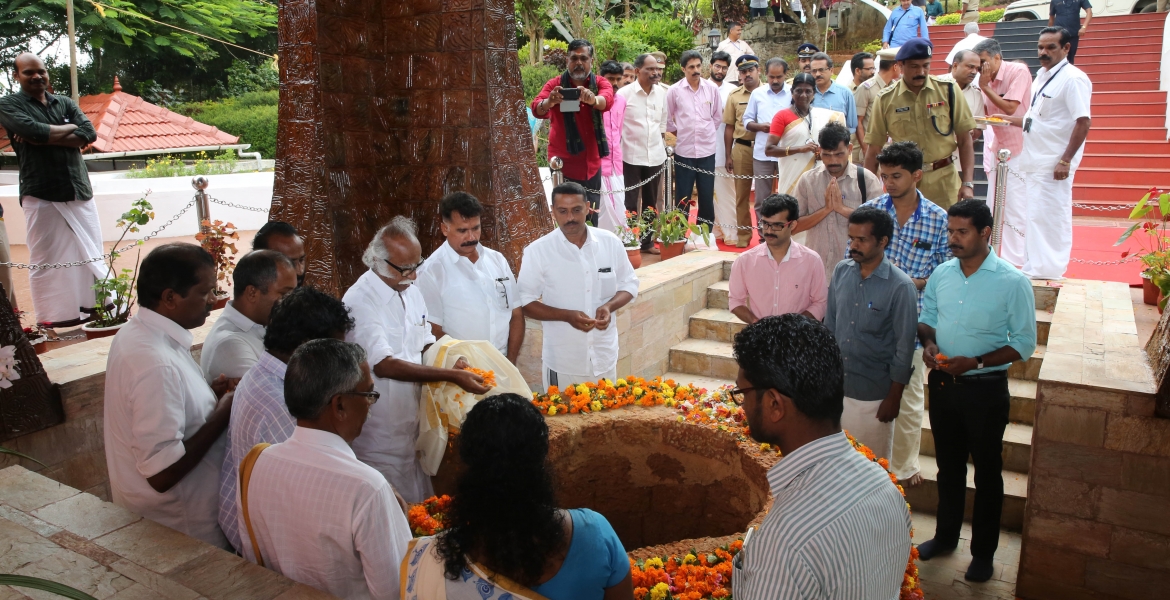 പഴശ്ശി കുടീരത്തില്‍ തുറമുഖ പുരാവസ്തു,പുരാരേഖ,മ്യുസിയം വകുപ്പ് മന്ത്രി രാമചന്ദ്രന്‍ കടന്നപ്പള്ളി പുഷ്പാര്‍ച്ചന നടത്തുന്നു.