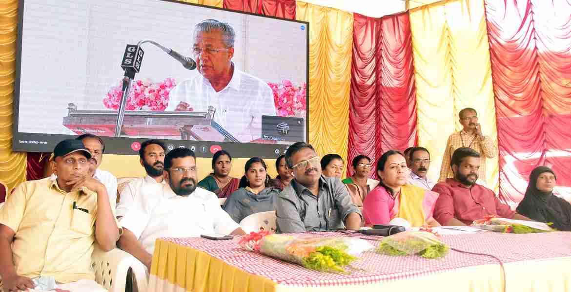 സംസ്ഥാന സര്‍ക്കാരിന്റെ രണ്ടാം വാര്‍ഷികത്തോട് അനുബന്ധിച്ച് 100 ദിന കര്‍മ പരിപാടിയുടെ ഭാഗമായി പൊതുമരാമത്ത് വകുപ്പ് നിര്‍മാണം പൂര്‍ത്തിയാക്കിയ കുമ്പഴ - മലയാലപ്പുഴ റോഡിന്റെ ഉദ്ഘാടനം മുഖ്യമന്ത്രി പിണറായി വിജയന്‍ ഓണ്‍ലൈനായി നിര്‍വഹിച്ചു സംസാരിക്കുന്നു